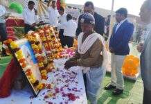 लॉयडस मेटल अँड एनर्जी लिमिटेड कंपनी सूरजागड आयरन ओर माईन्स येथे प्रजासत्ताक दिनी हेडरी येथील वयोरुद्ध पांडू कोत्तू तेलामी हस्ते ध्वजारोहण संपन्न